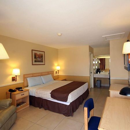Edinburg Executive Inn Экстерьер фото