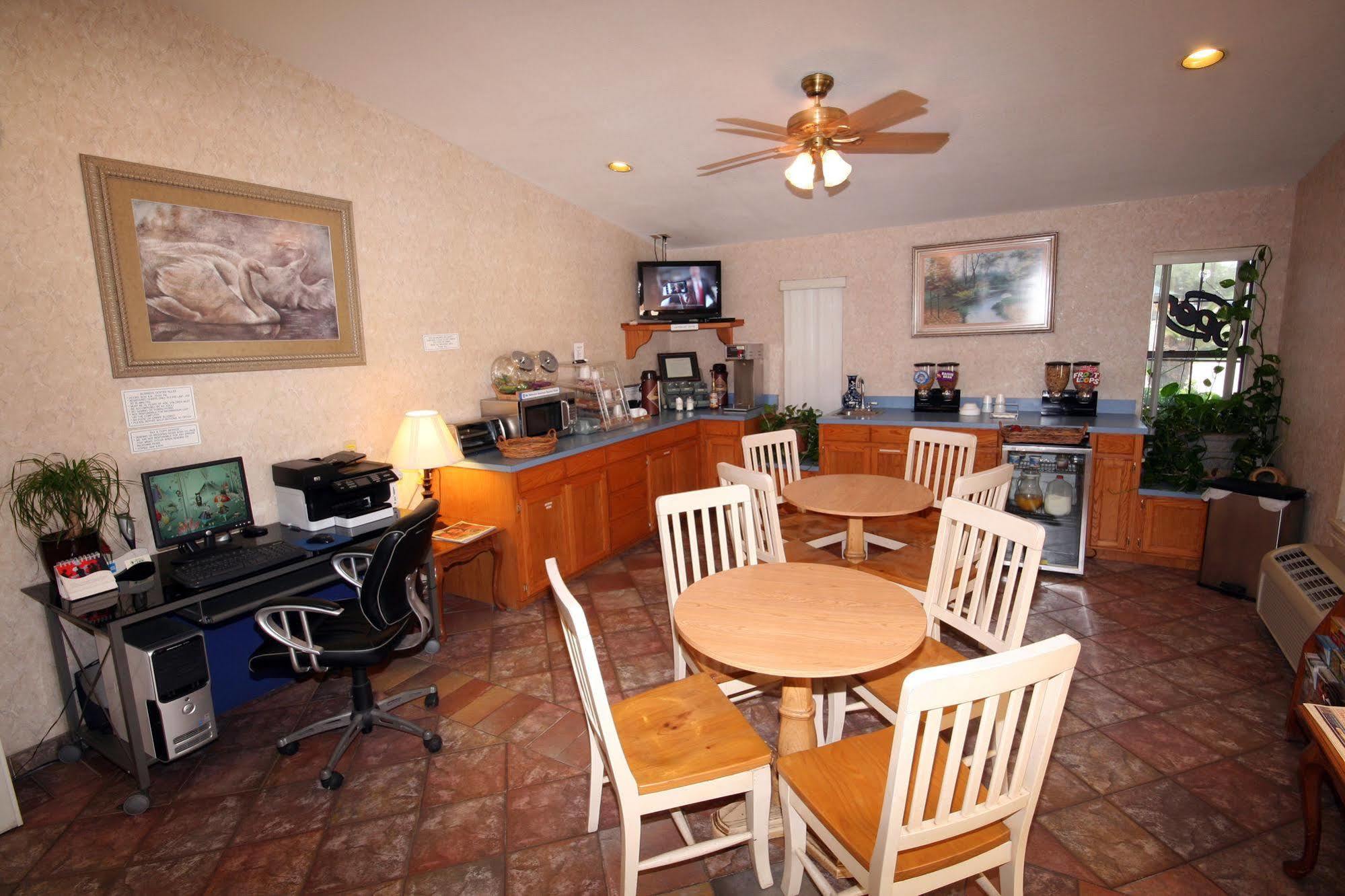 Edinburg Executive Inn Экстерьер фото