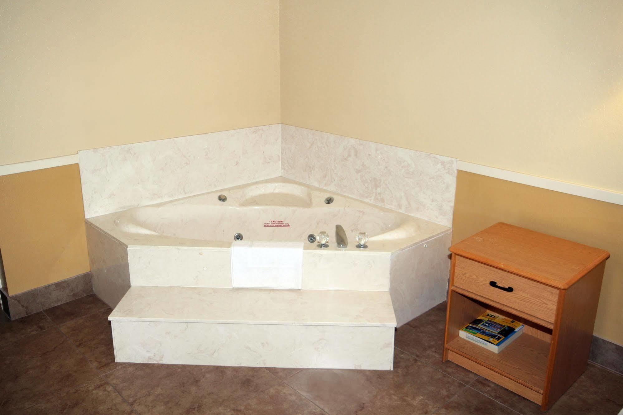 Edinburg Executive Inn Экстерьер фото