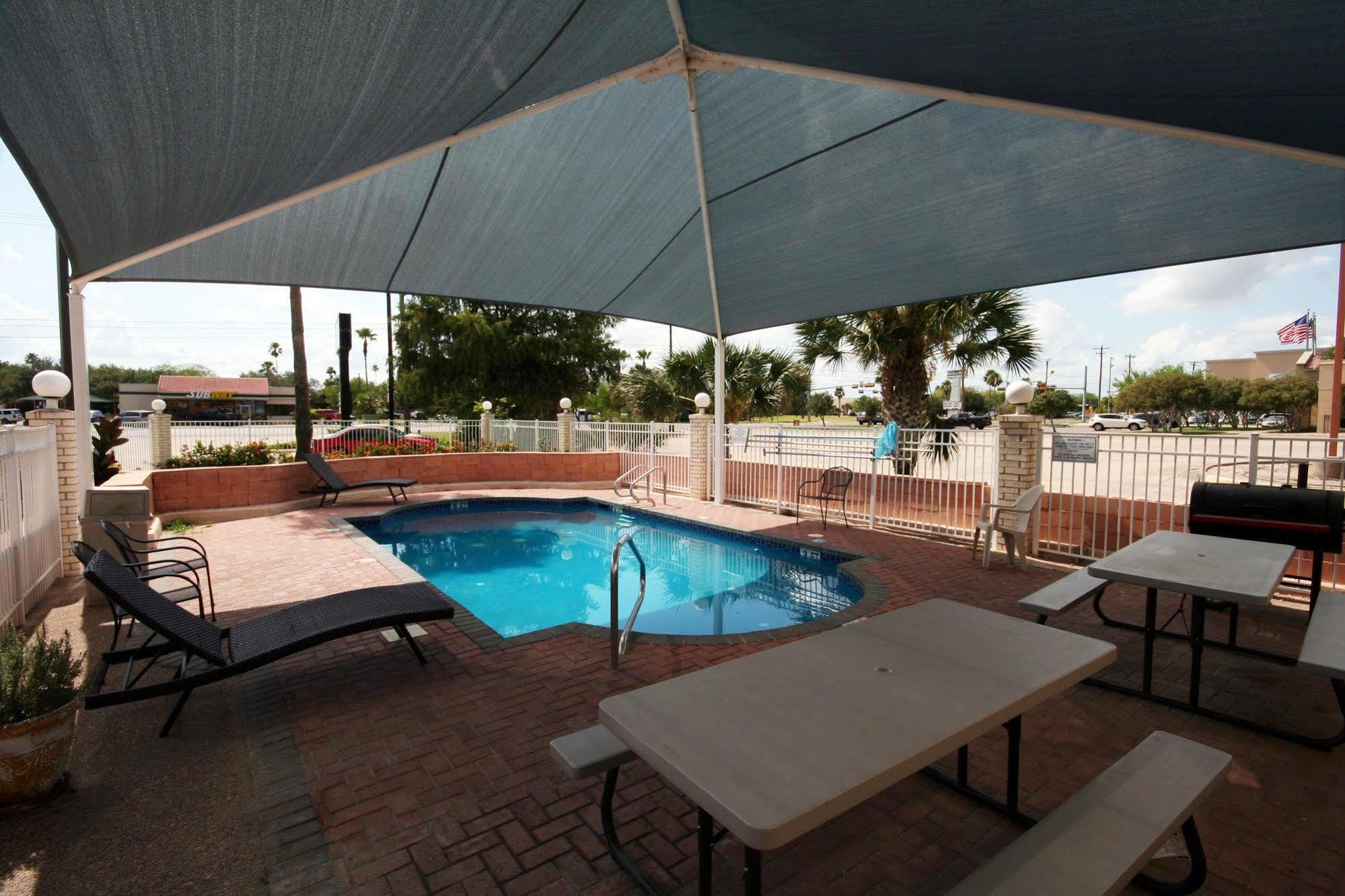 Edinburg Executive Inn Экстерьер фото