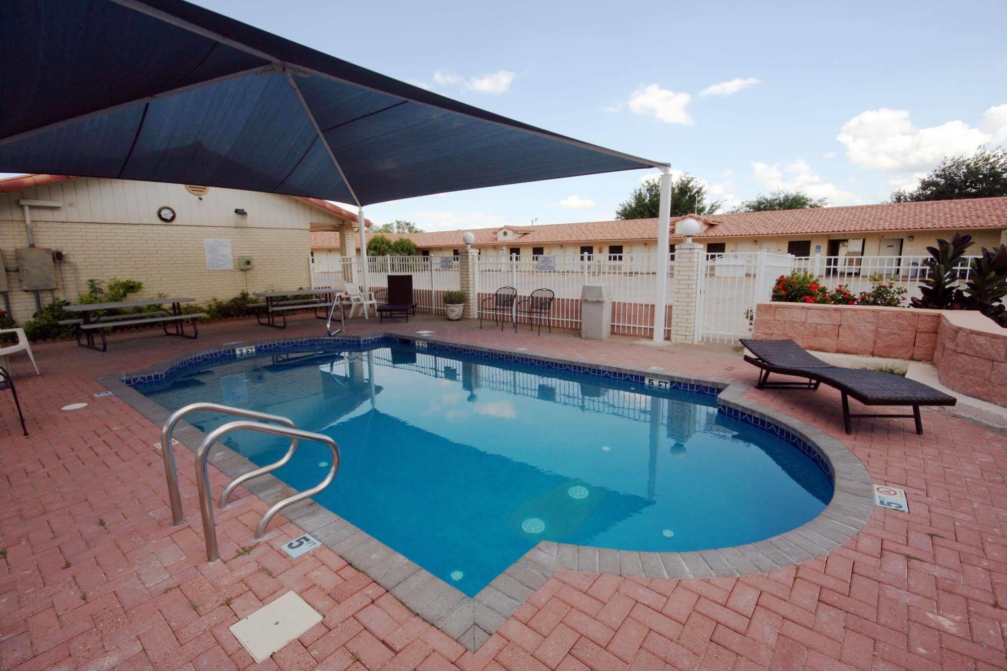 Edinburg Executive Inn Экстерьер фото